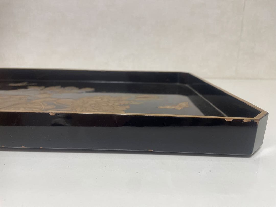 輪島塗り　漆器 膳 金色の花と蝶のデザイン　金蒔絵