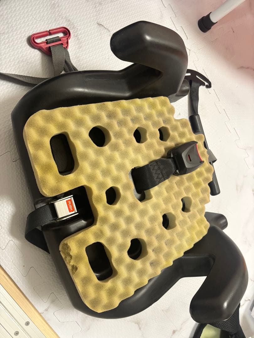 コンビ　ジョイトリップエアスルーGG　黒　ジュニアシート　シートベルト