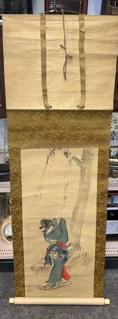 伝統的な日本の掛軸「桜を触る美人図」絹本 肉筆 共箱付き 掛け軸