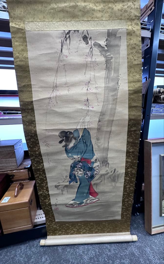 伝統的な日本の掛軸「桜を触る美人図」絹本 肉筆 共箱付き 掛け軸