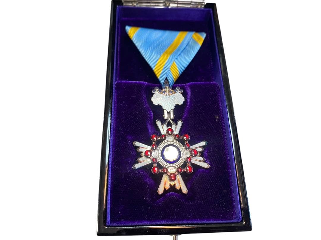 瑞宝双光章 H27年　制度改正後 新型タイプ 本物保証 勲章 純銀製　安倍晋三