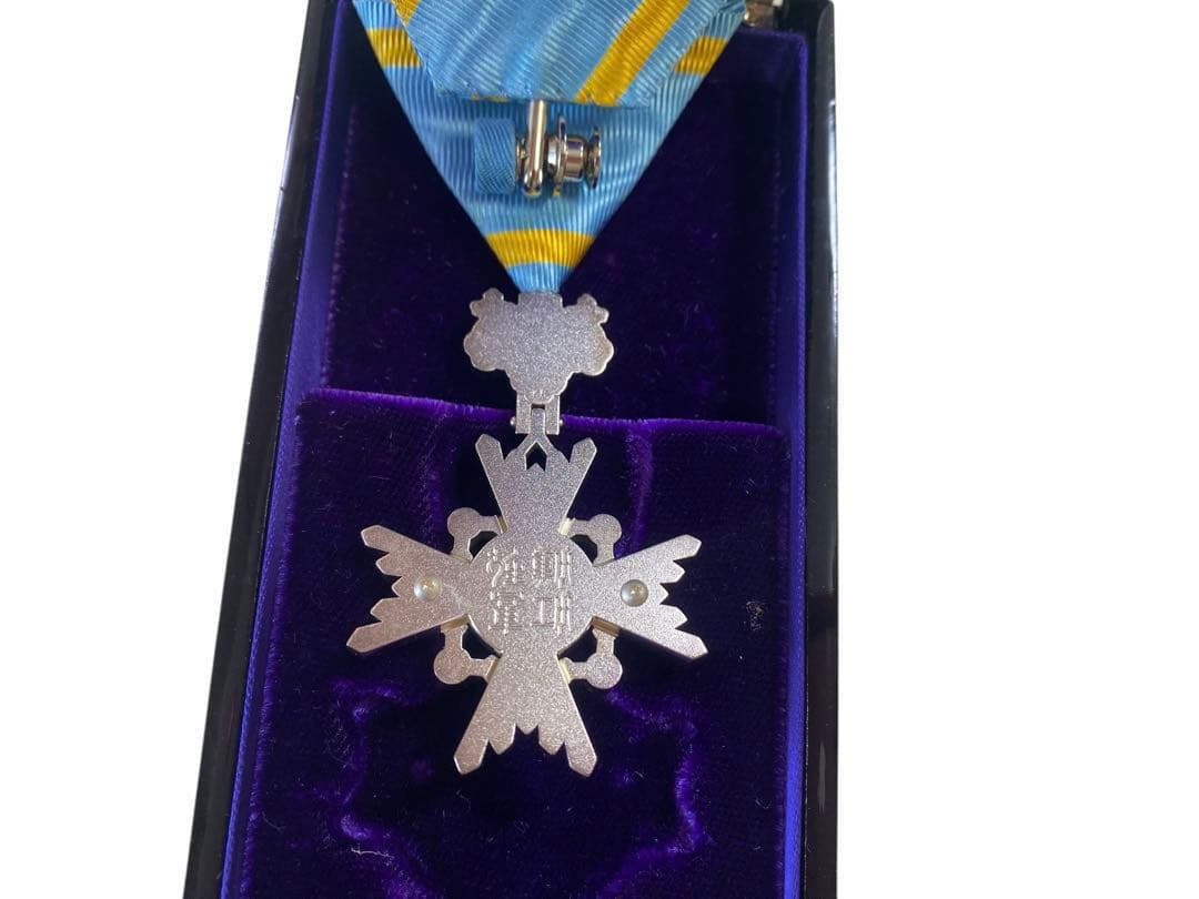 瑞宝双光章 H27年　制度改正後 新型タイプ 本物保証 勲章 純銀製　安倍晋三