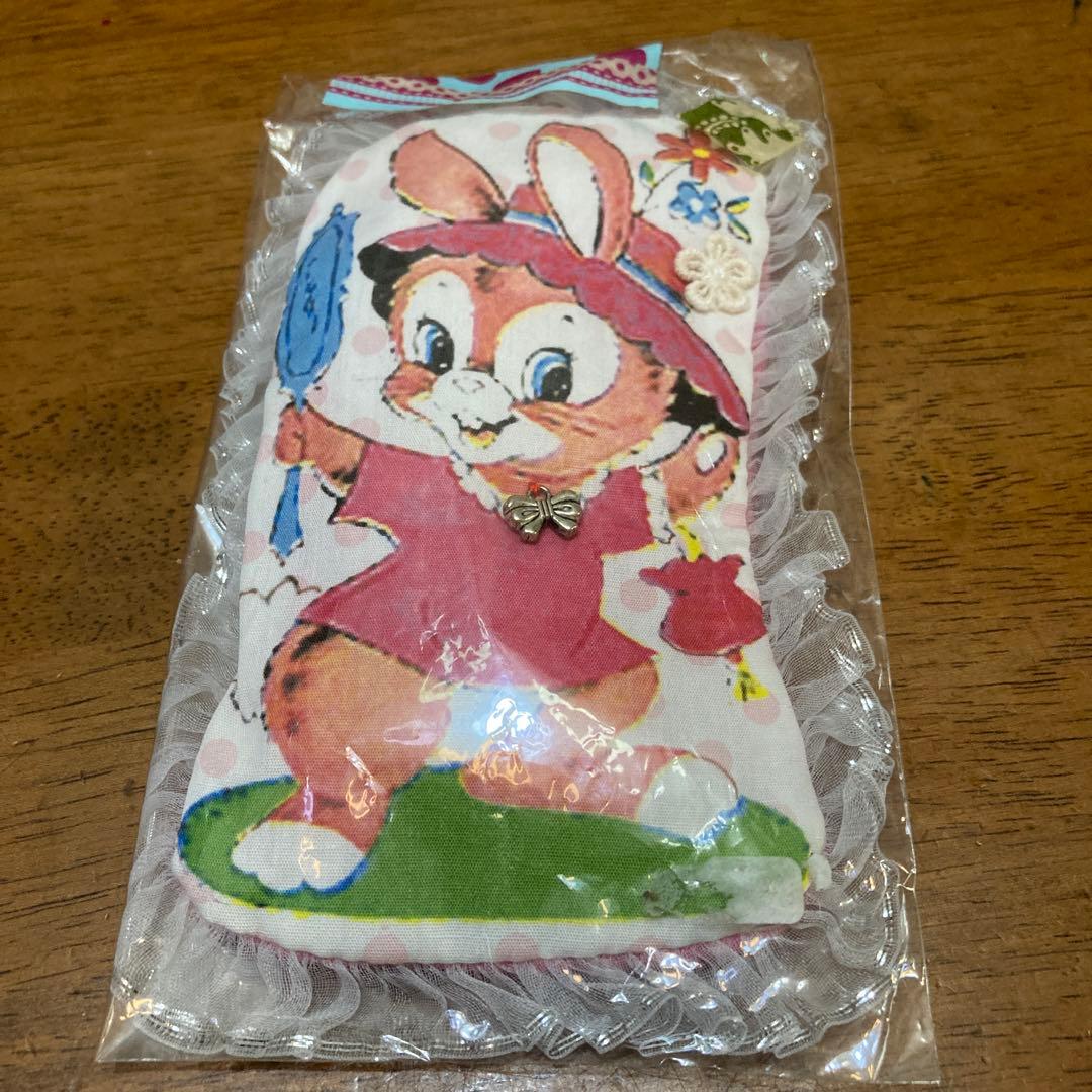 クッションキーホルダー、うさぎフリルフェルト