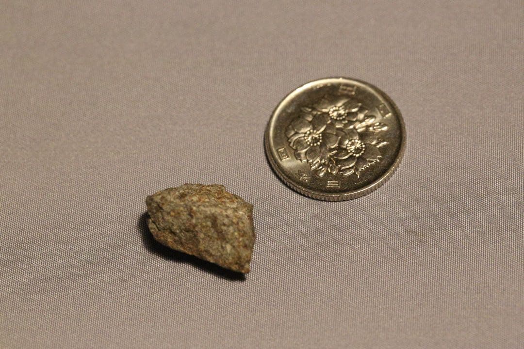 隕石の標本と「地球46億年の旅」全50巻セット