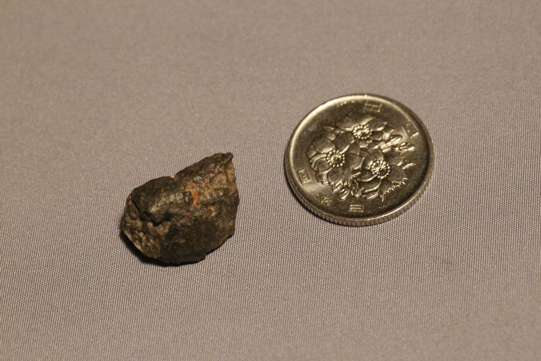 隕石の標本と「地球46億年の旅」全50巻セット