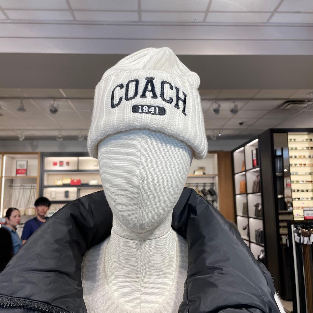 COACH ブランドロゴ ニット帽　ホワイト