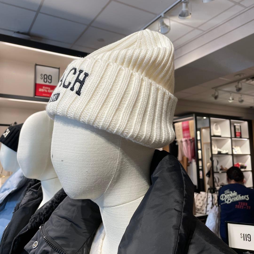 COACH ブランドロゴ ニット帽　ホワイト