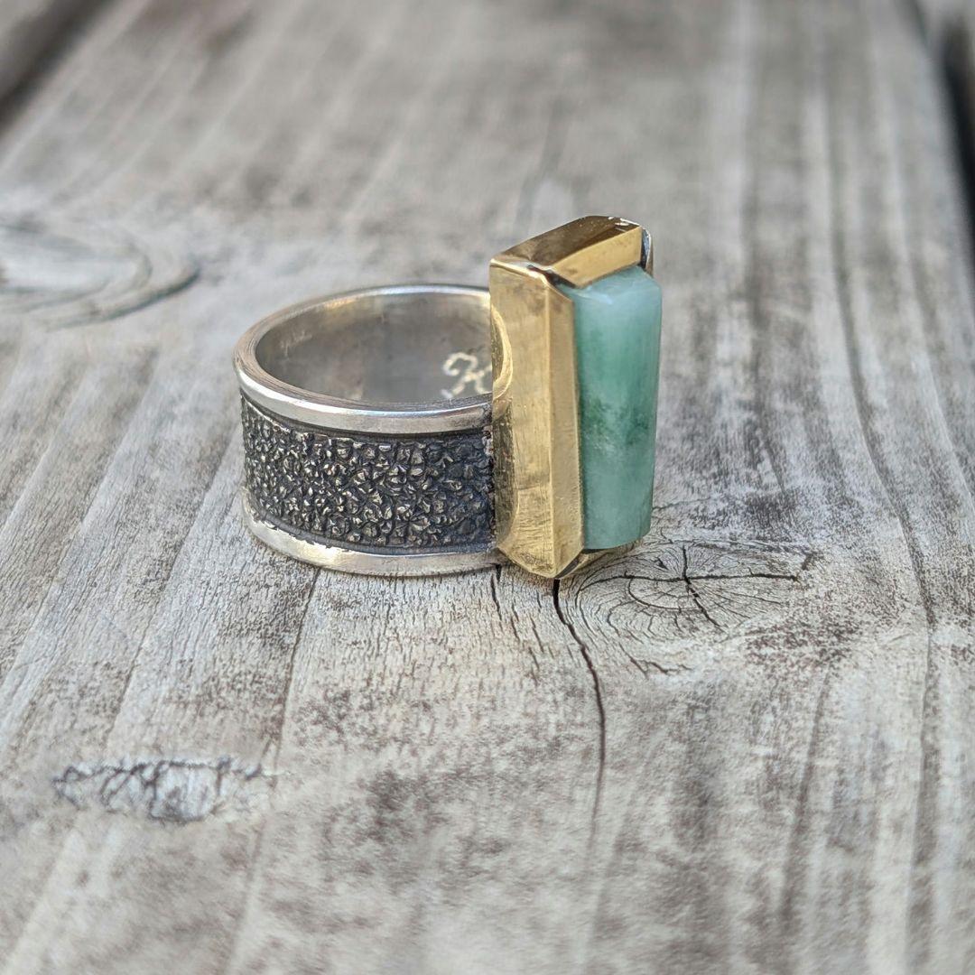 ハンドメイドの糸魚川翡翠リング　インディアンジュエリー風