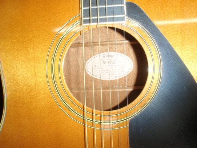 YAMAHA ＦＧ-200Ｄ　檄鳴り　外観のラッカー塗装の劣化による模様あり