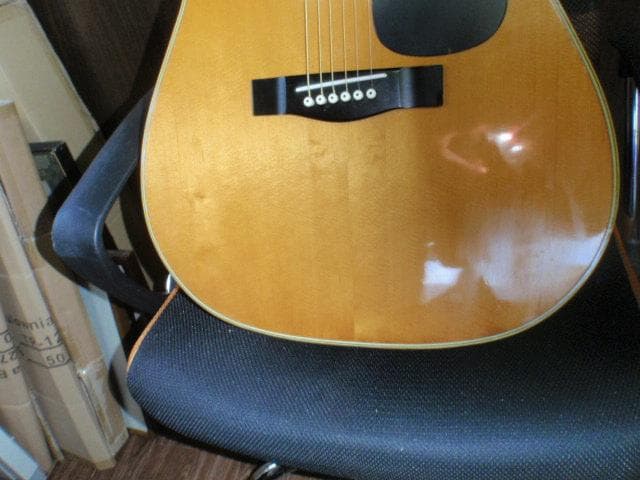 YAMAHA ＦＧ-200Ｄ　檄鳴り　外観のラッカー塗装の劣化による模様あり