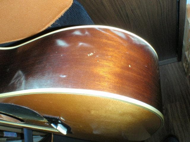 YAMAHA ＦＧ-200Ｄ　檄鳴り　外観のラッカー塗装の劣化による模様あり