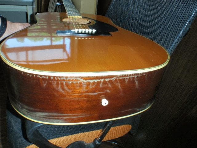 YAMAHA ＦＧ-200Ｄ　檄鳴り　外観のラッカー塗装の劣化による模様あり