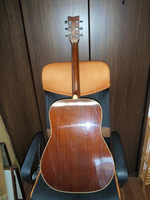 YAMAHA ＦＧ-200Ｄ　檄鳴り　外観のラッカー塗装の劣化による模様あり