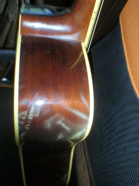 YAMAHA ＦＧ-200Ｄ　檄鳴り　外観のラッカー塗装の劣化による模様あり