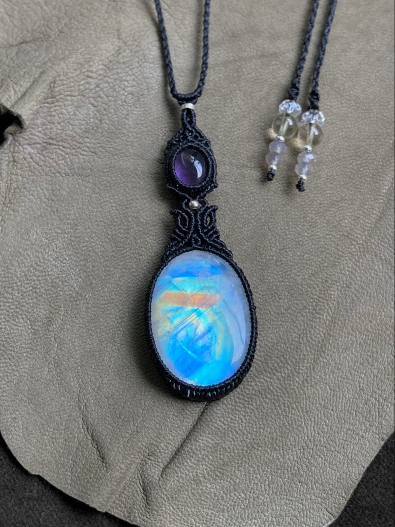 レインボームーンストーン　アメジスト　マクラメペンダント　ネックレス