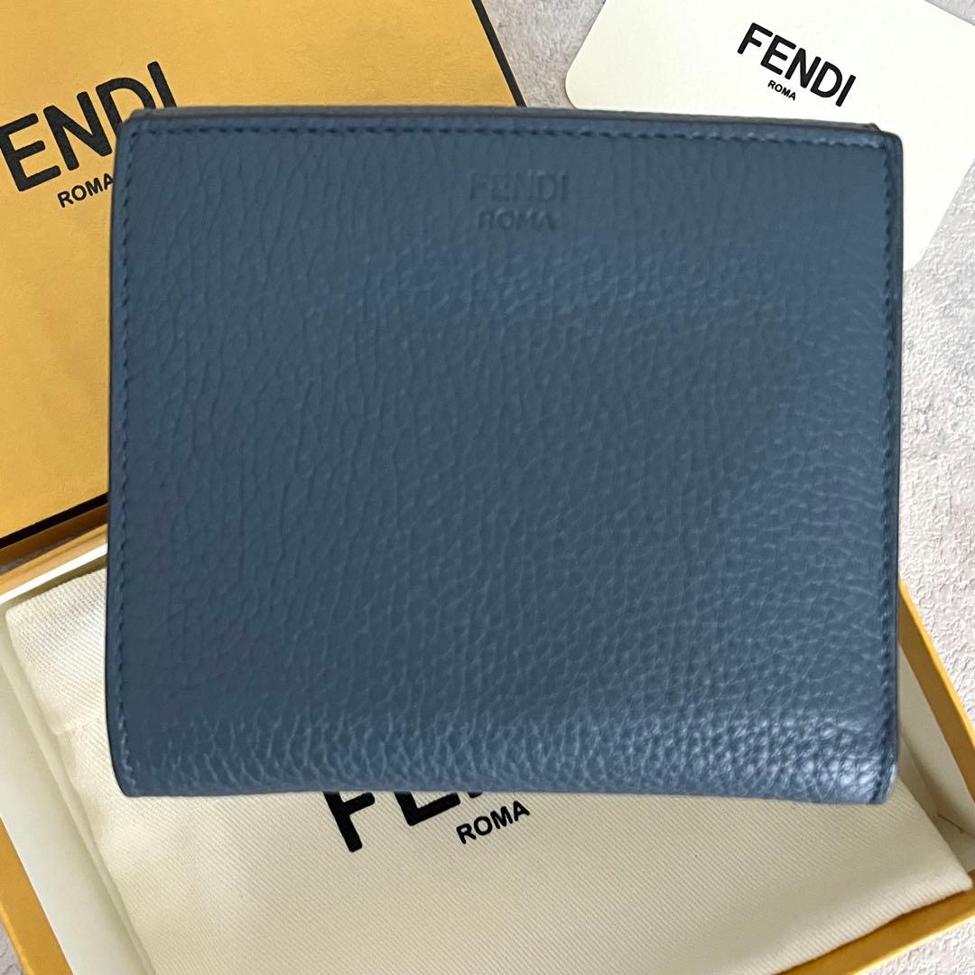 未使用級✨ FENDI ピーカブー 二つ折り財布 セレリア ブルーグレー レザー