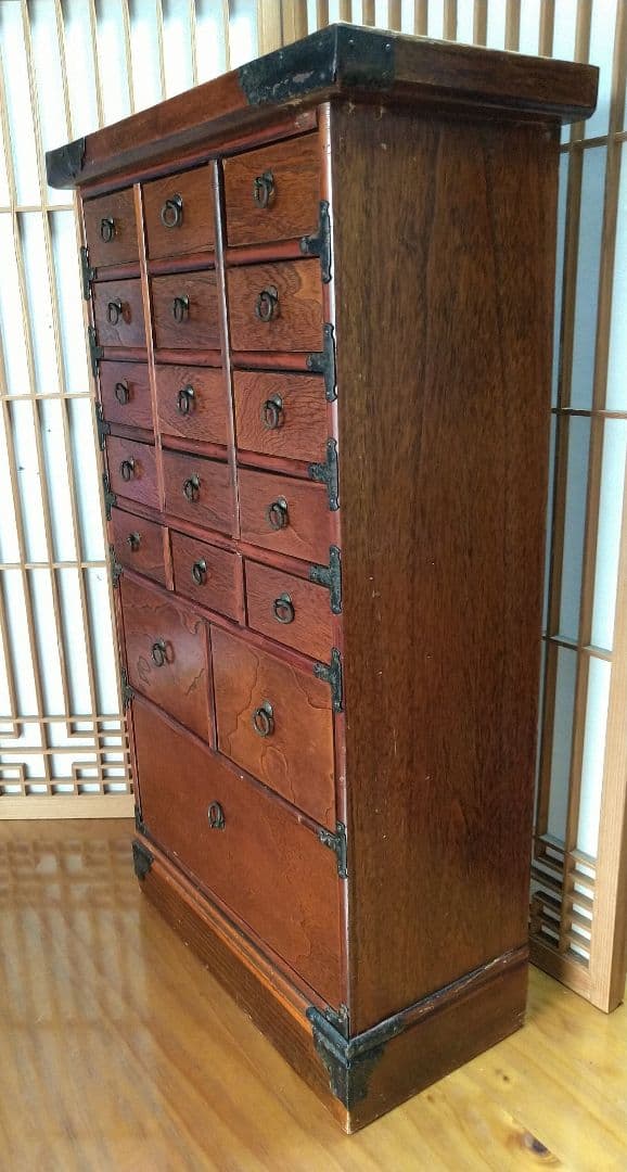 アンティーク！伝統的な和風 古木の薬箪笥 小15個・中2個・大1個の引き出し付き