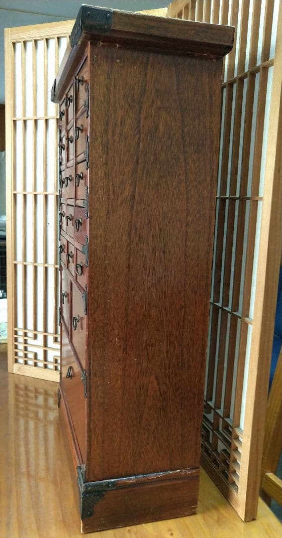 アンティーク！伝統的な和風 古木の薬箪笥 小15個・中2個・大1個の引き出し付き