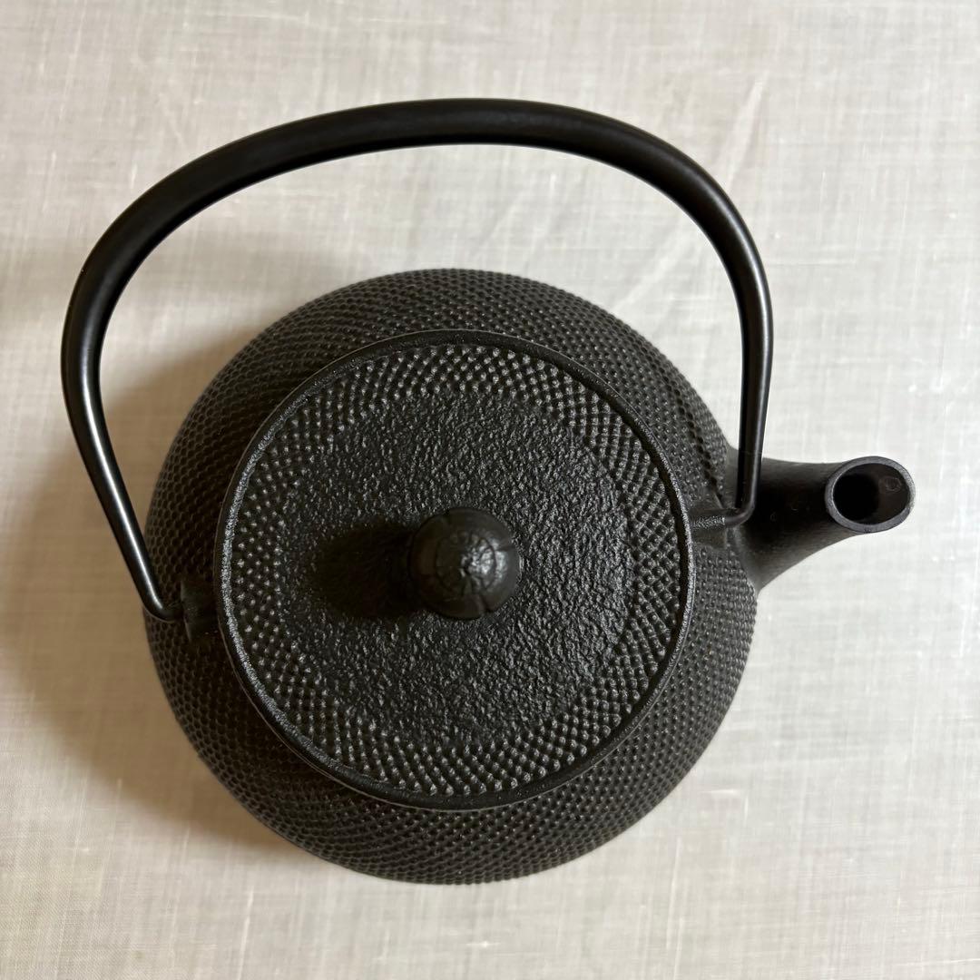 【mido midoさま専用】 岩鋳 鉄瓶 7型アラレ IH対応 黒焼付0.9