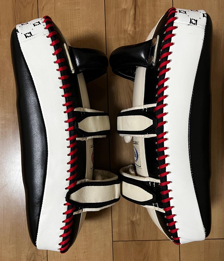 Fairtex フェアテックス キックミット 白黒赤