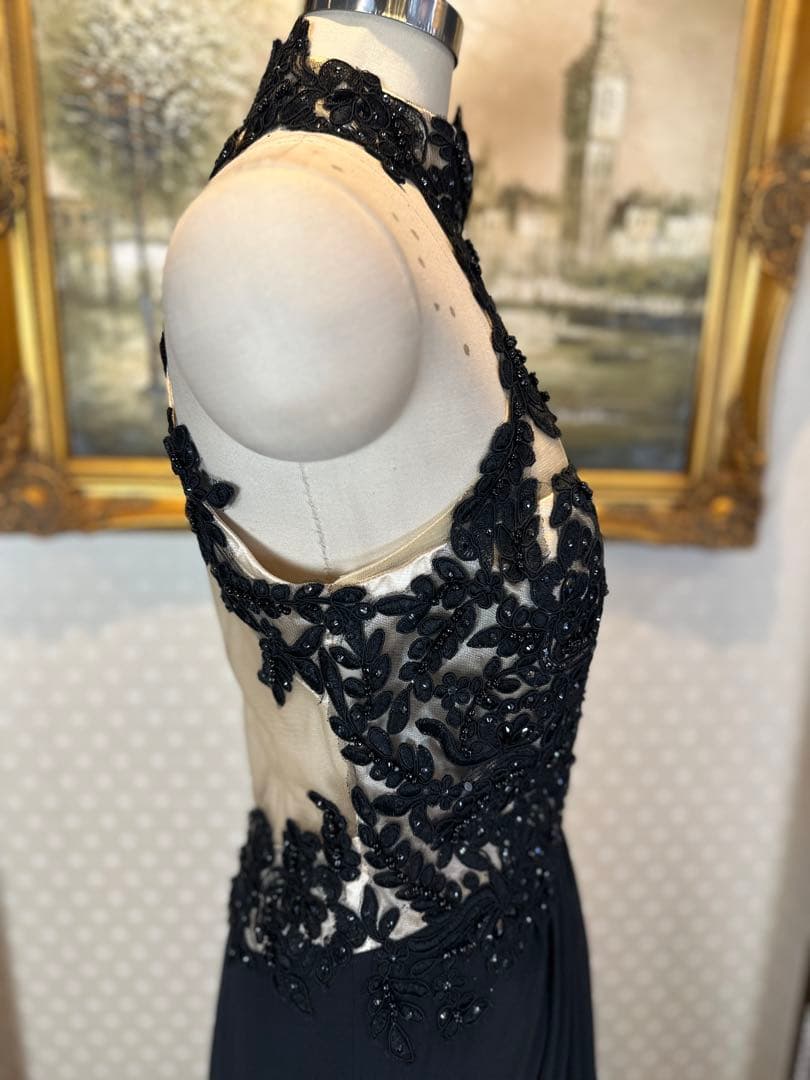 黒のハイネック刺繍ロングドレス