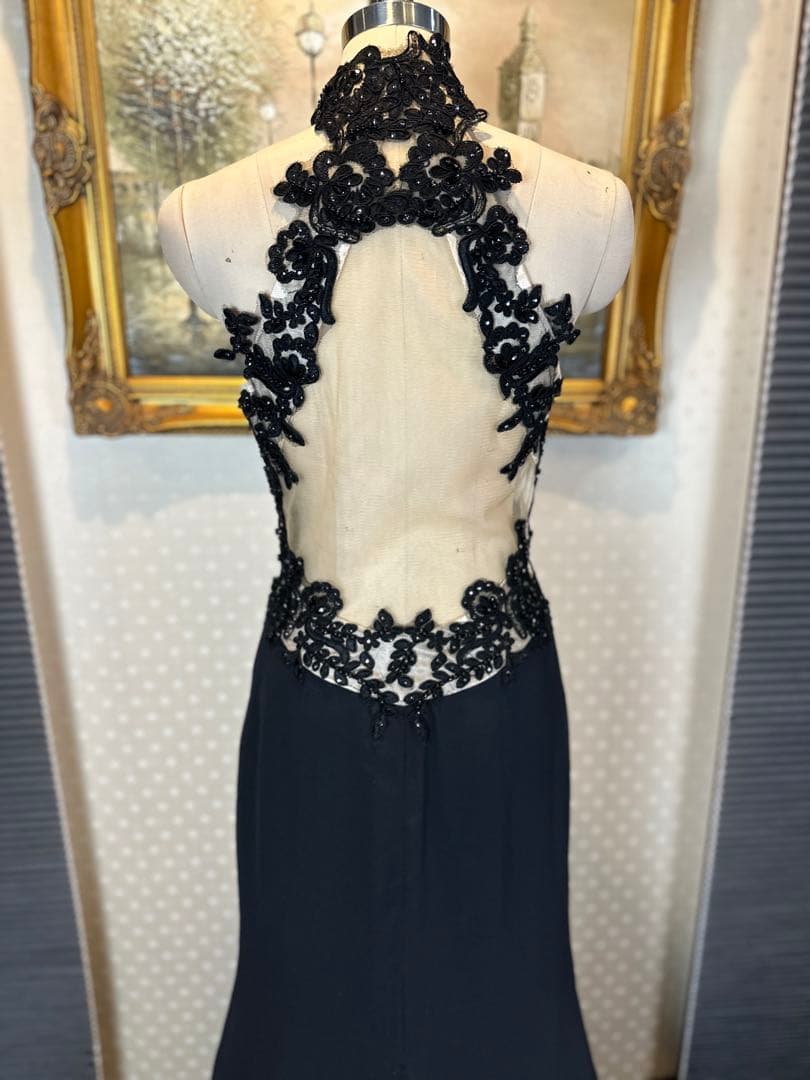 黒のハイネック刺繍ロングドレス