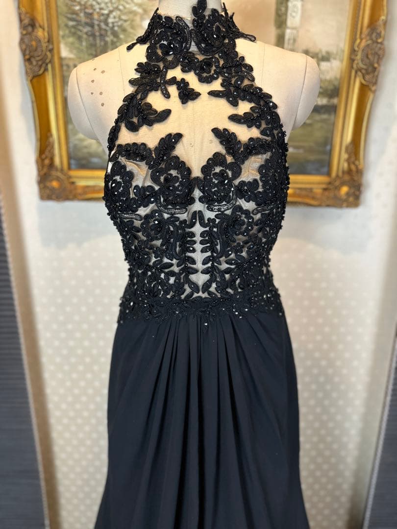 黒のハイネック刺繍ロングドレス