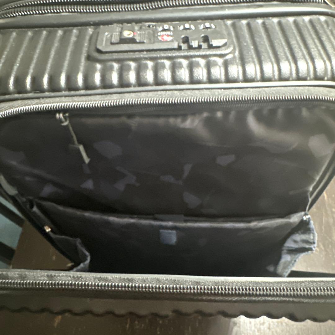 「innovator」黒TSAロック 中型キャリーケース