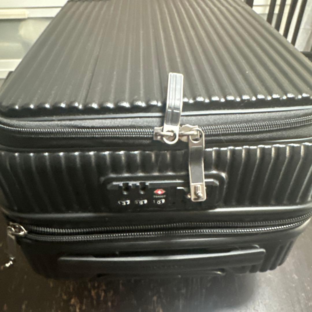 「innovator」黒TSAロック 中型キャリーケース