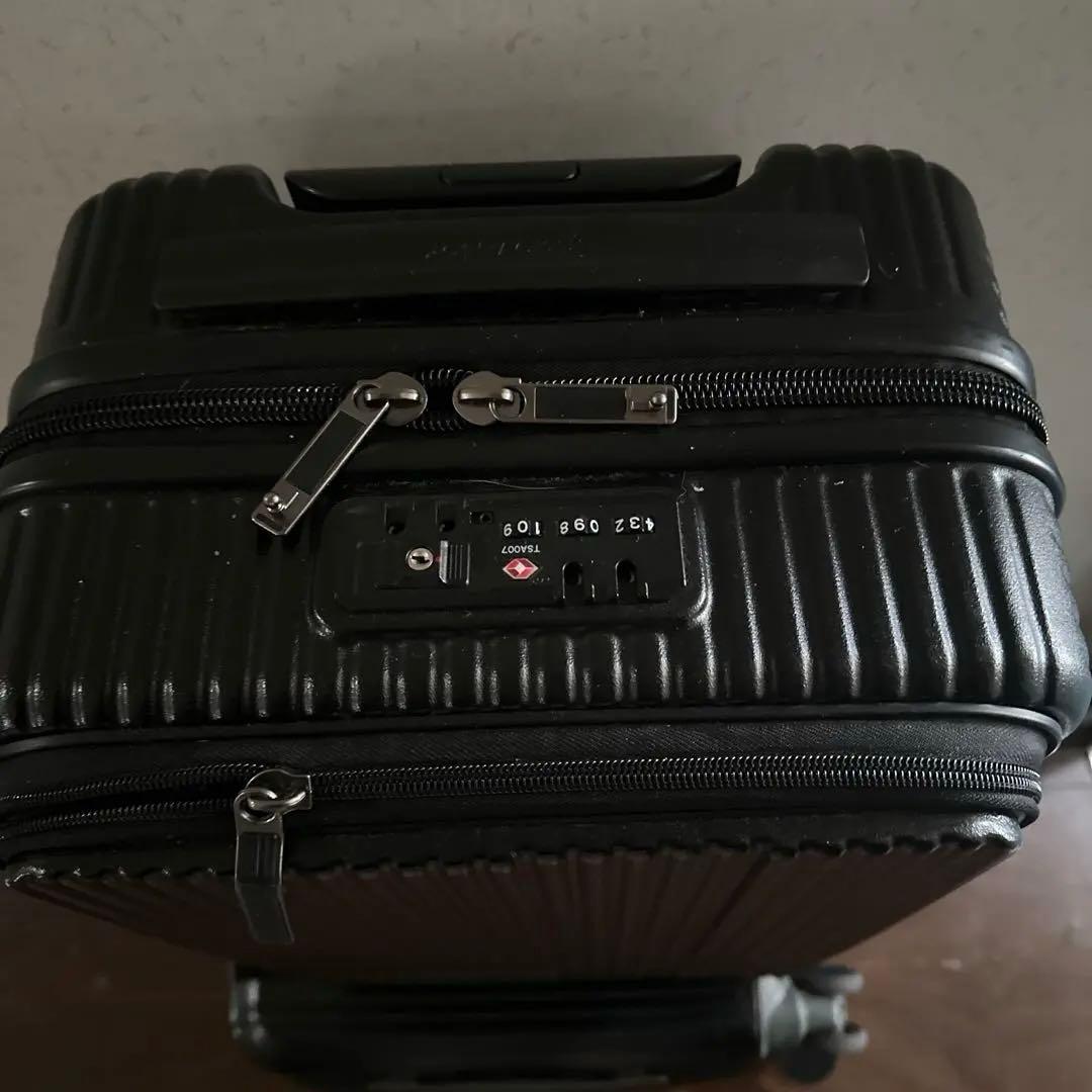 「innovator」黒TSAロック 中型キャリーケース