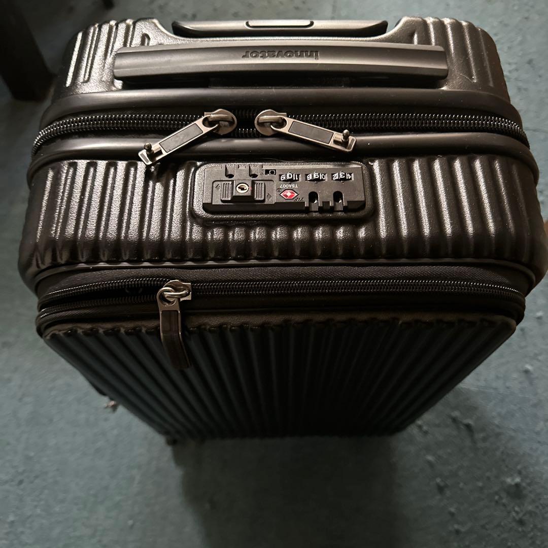 「innovator」黒TSAロック 中型キャリーケース