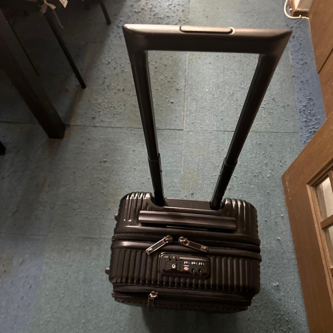 「innovator」黒TSAロック 中型キャリーケース