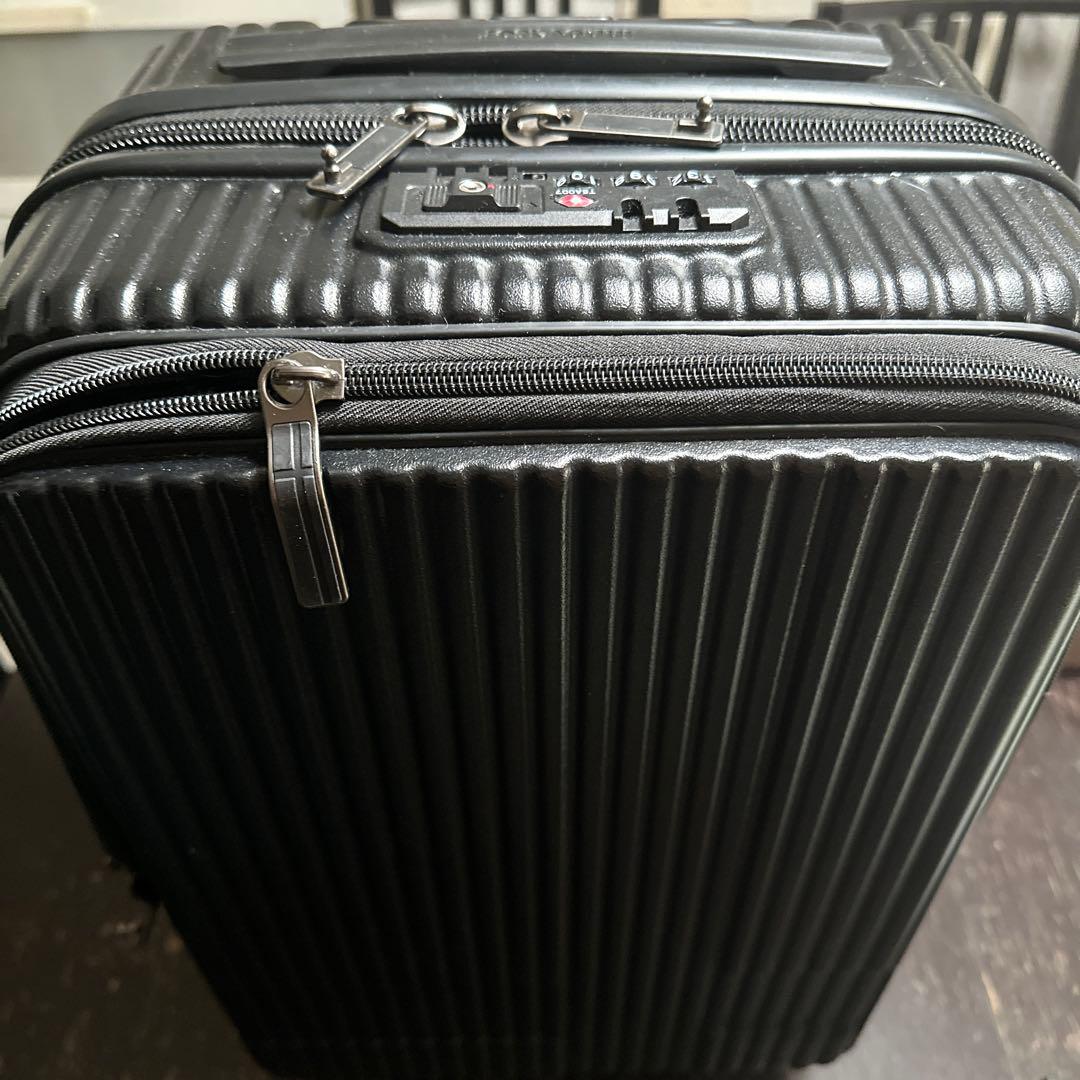 「innovator」黒TSAロック 中型キャリーケース