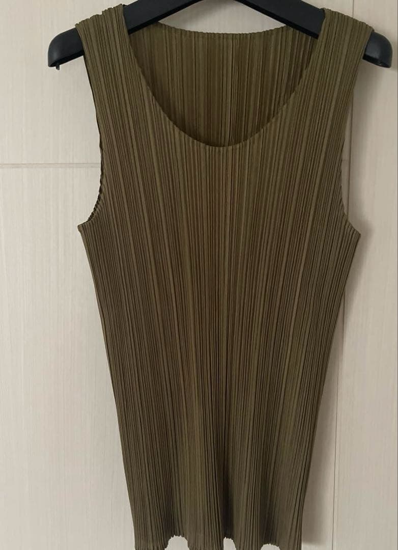PLEATS PLEASE プリーツタンクトップ オリーブグリーン