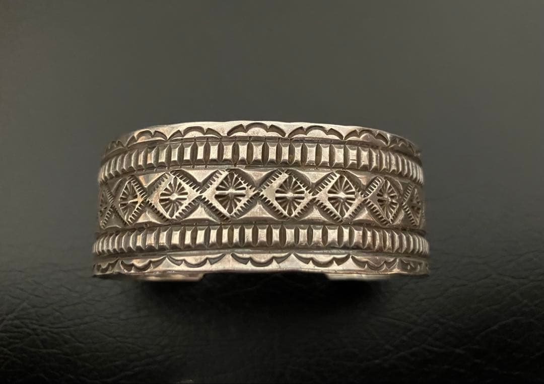 NAVAJOナバホ　ヴィンテージチゼル&スタンプインゴットバングル