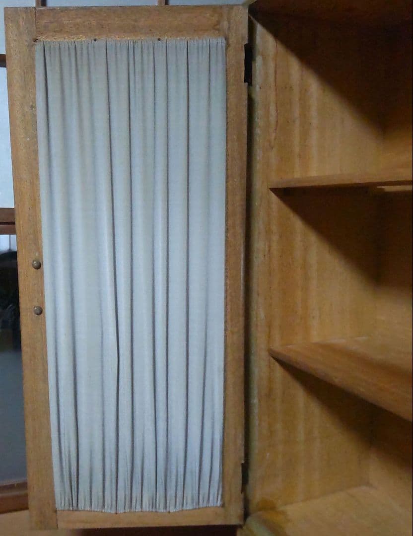 レトロな木製キャビネット 古い本棚 ガラス扉付き カーテン付き