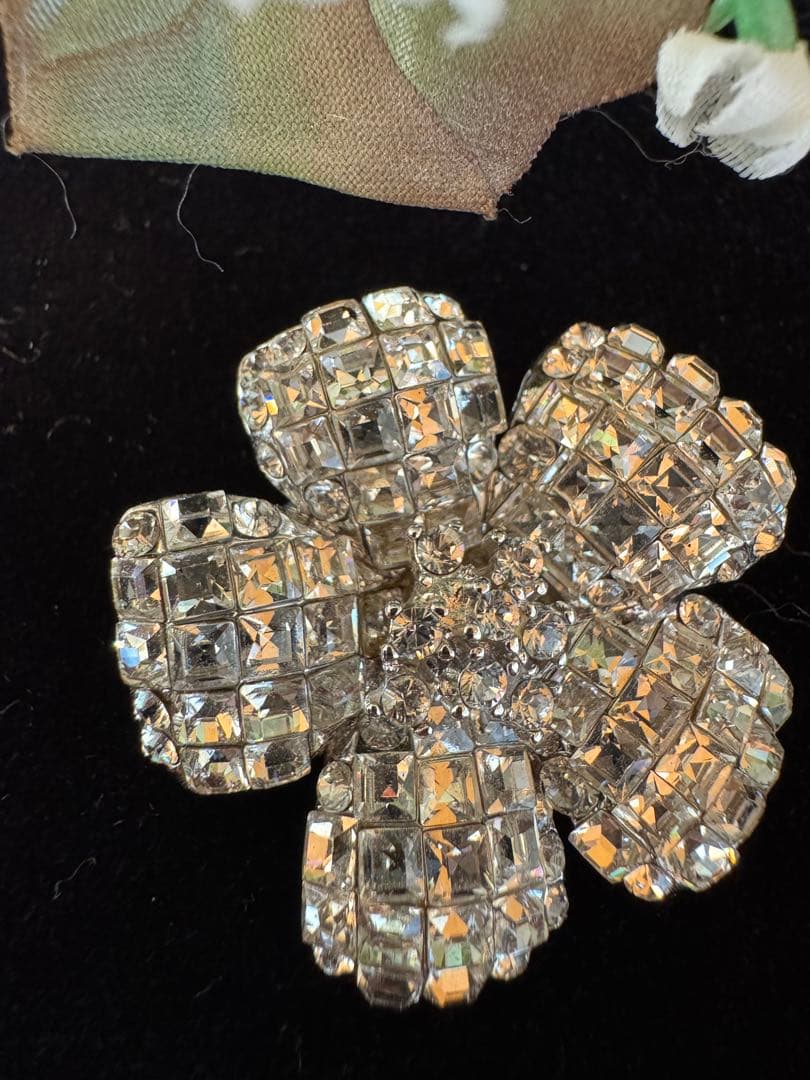 FOXEY 定番フラワー ブローチ クリアー