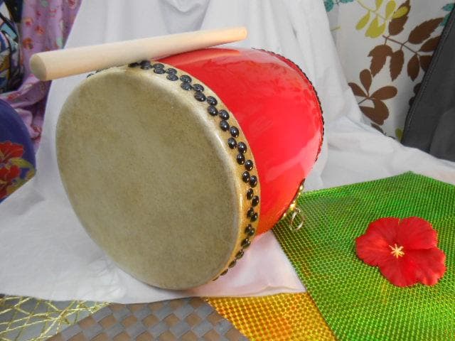 新品未使用(送料無料)13.980円　エイサー小太鼓24cm 3mのサージ付き