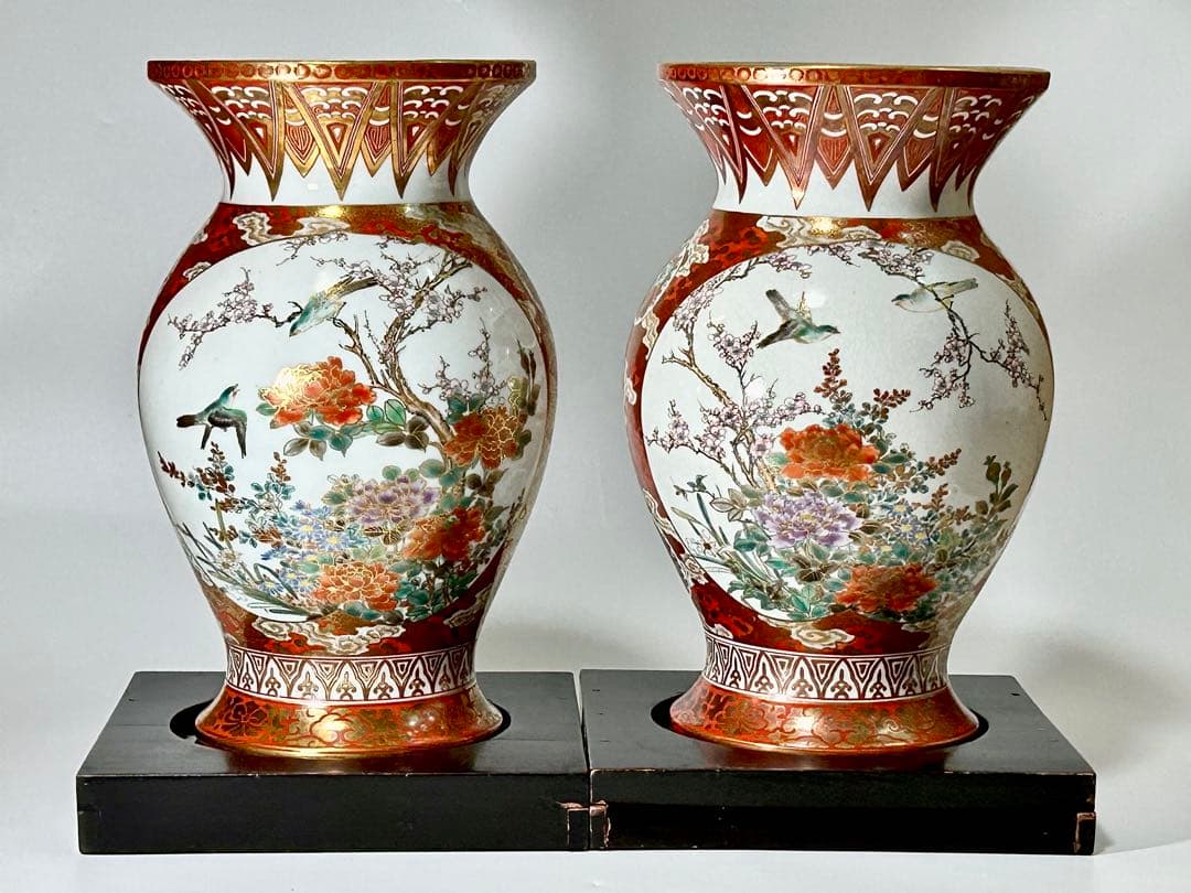 明治九谷 松本佐平 松雲堂 赤絵金彩梅鶯文虎渓三笑図花瓶一対 九谷焼 九谷