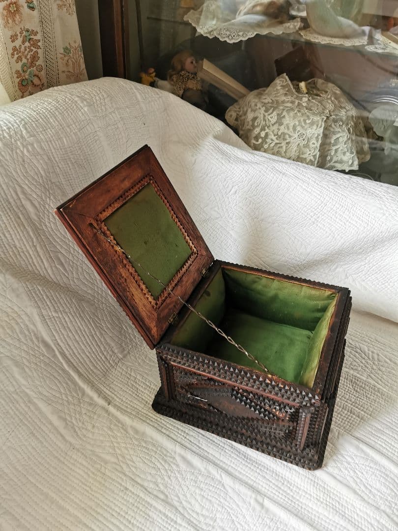 アンティーク 木製彫刻装飾トランプアート 蓋付き裁縫ボックス 内装総グリーン布張
