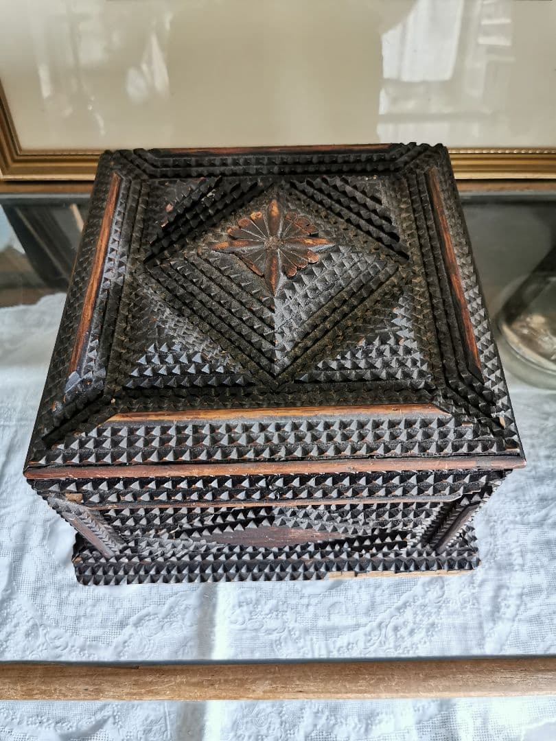 アンティーク 木製彫刻装飾トランプアート 蓋付き裁縫ボックス 内装総グリーン布張