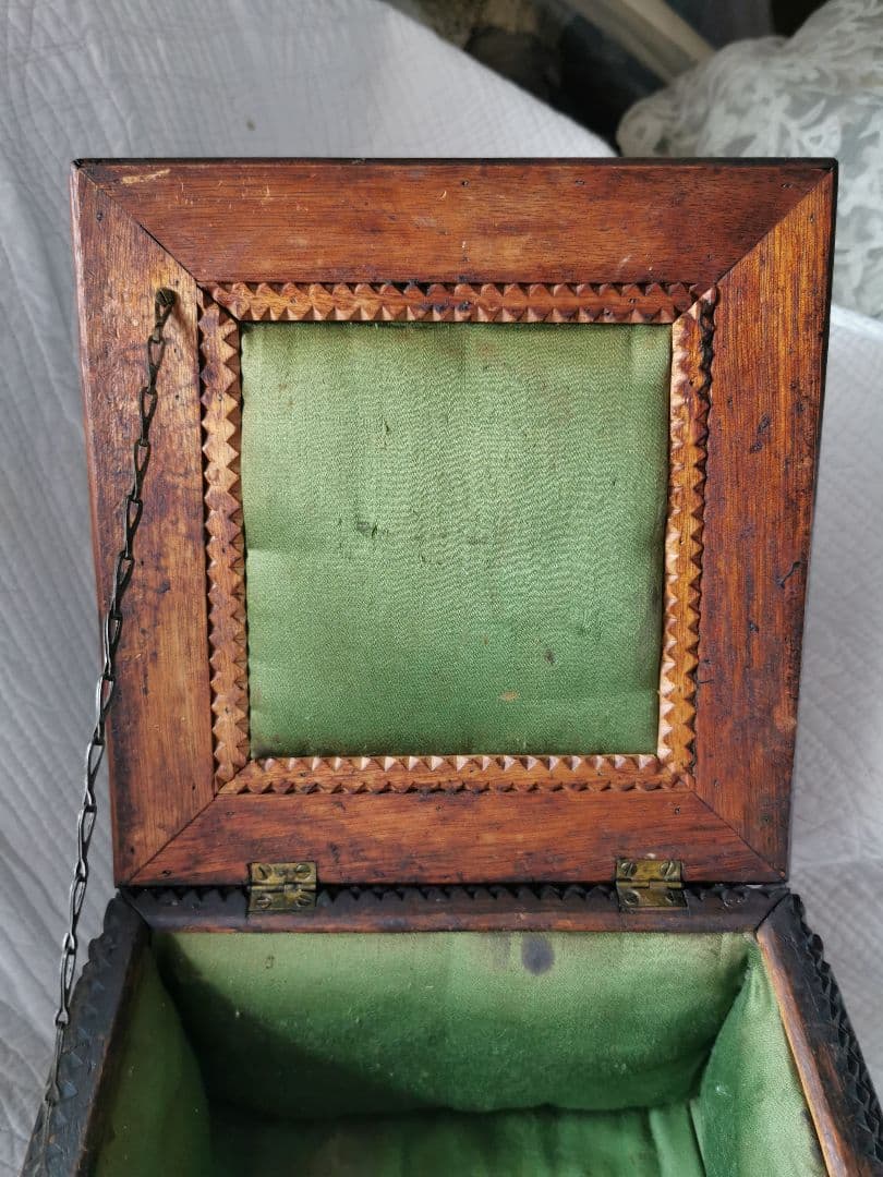 アンティーク 木製彫刻装飾トランプアート 蓋付き裁縫ボックス 内装総グリーン布張
