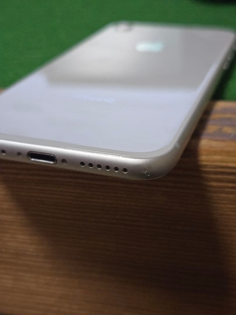 iPhone 8 シルバー 64GB au