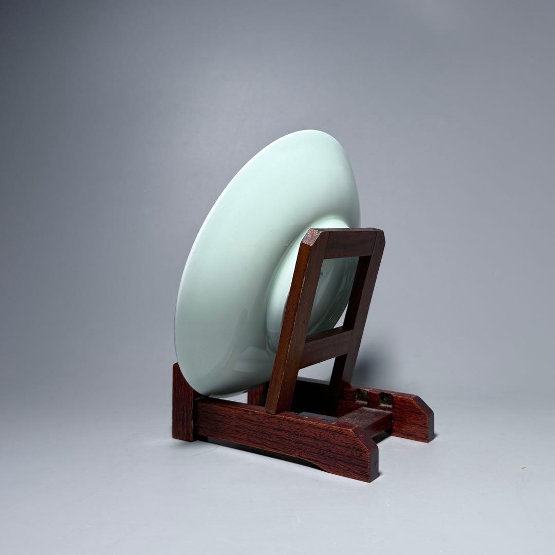 人間国宝　井上萬二　作　青白磁牡丹彫文　皿　高級ライン　直径16.8cm