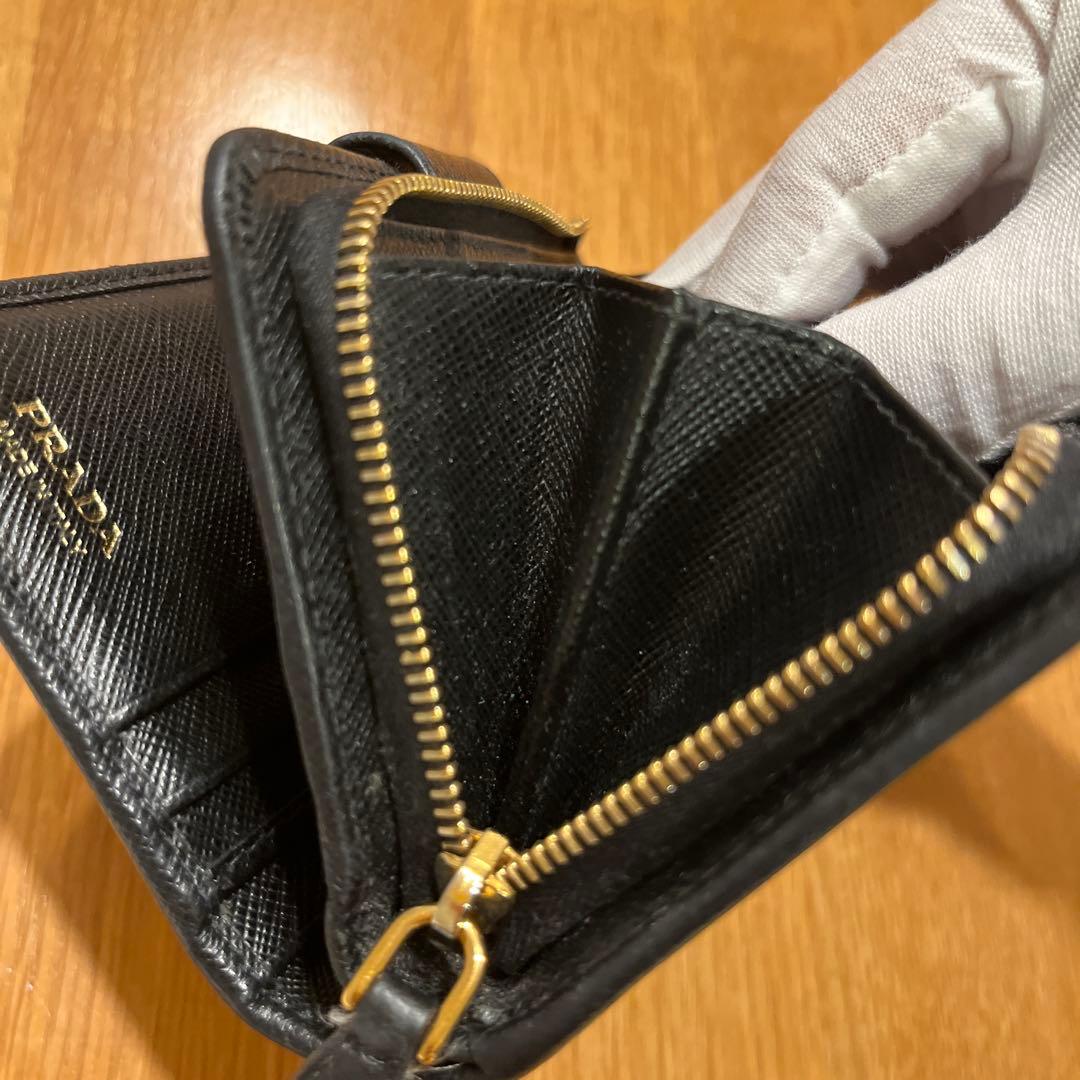 PRADA ブラックレザー 二つ折り財布