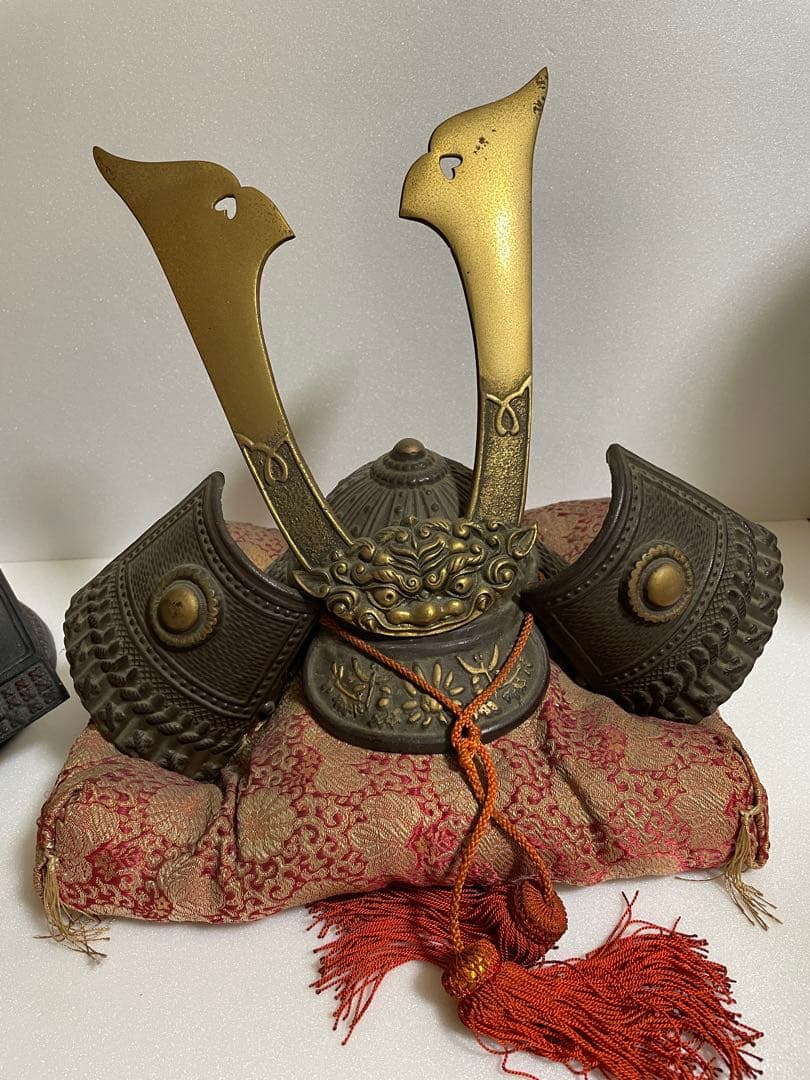 金属製の武具飾り 獅子・龍彫刻付き ２個セット