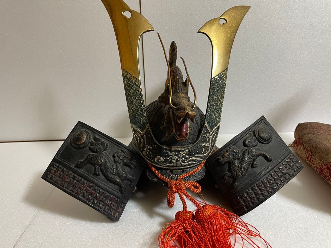 金属製の武具飾り 獅子・龍彫刻付き ２個セット