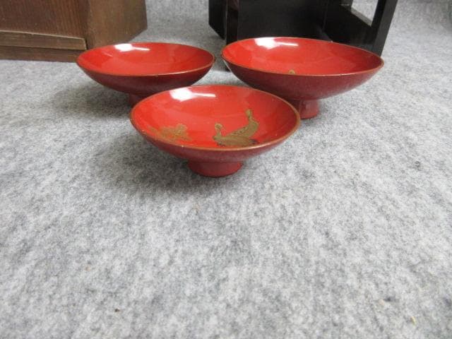 黒塗蒔絵遠山に群鶴図盃台と朱塗松に鶴図盃共箱付き [B27781]