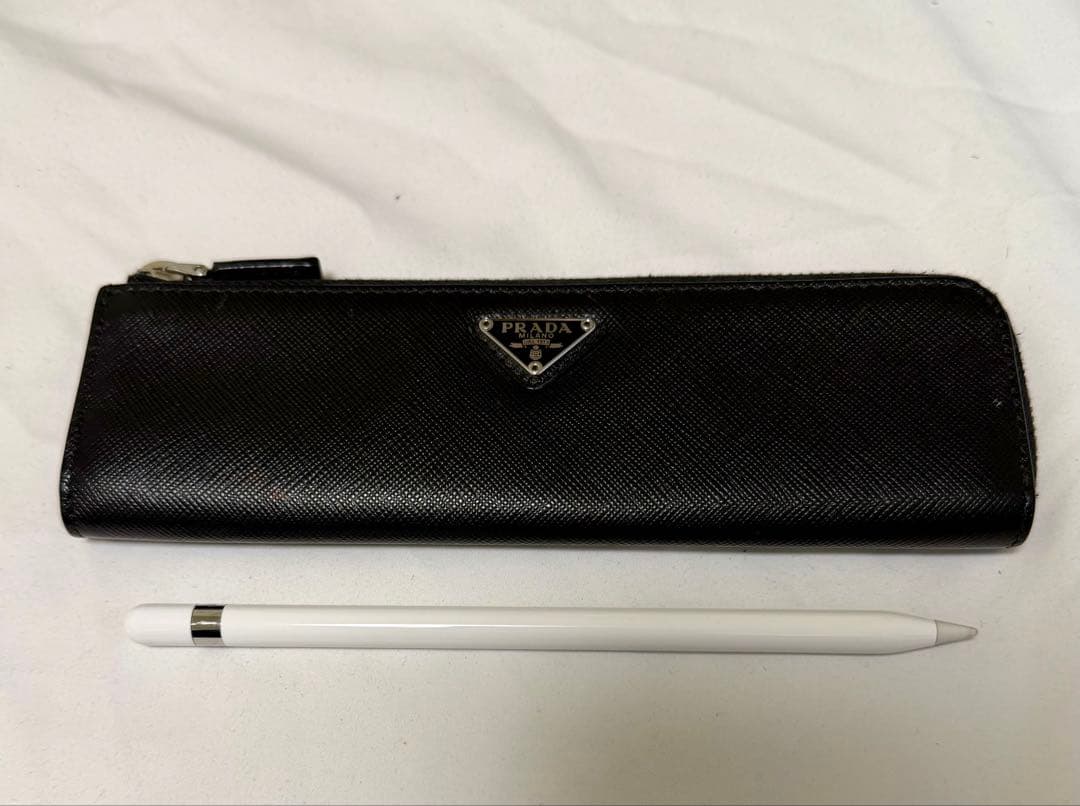 PRADA ブラック ペンケース　サフィアーノレザーです