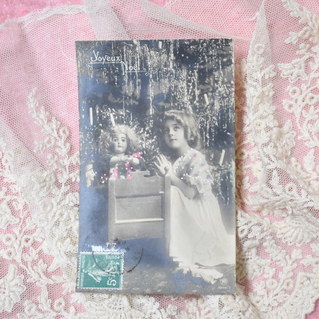*アンティークポストカード　クリスマスにお人形さんとお祈りする美しい少女
